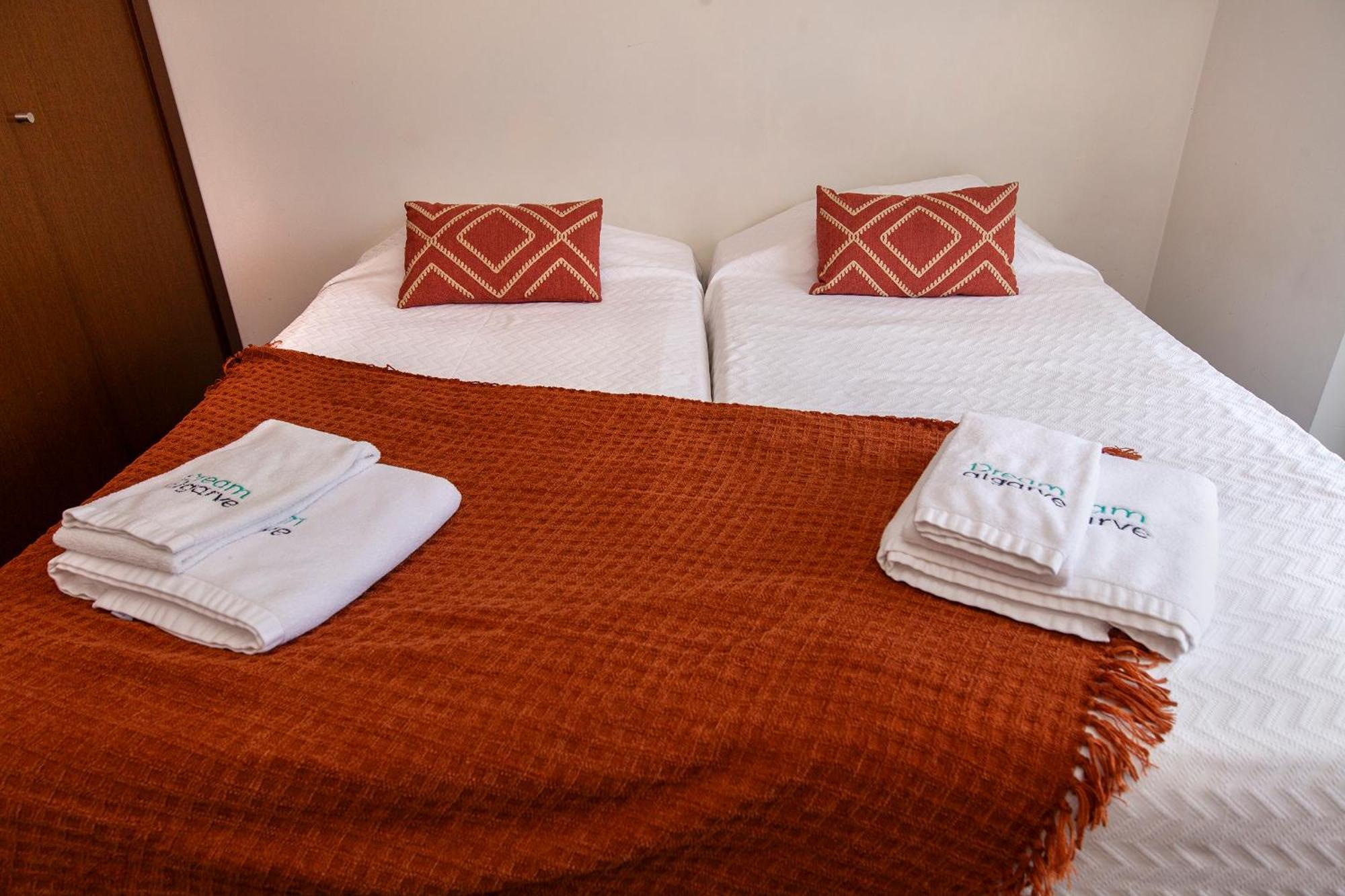 B04 - Luxury 2 Bed W Terrace Pool Lagos