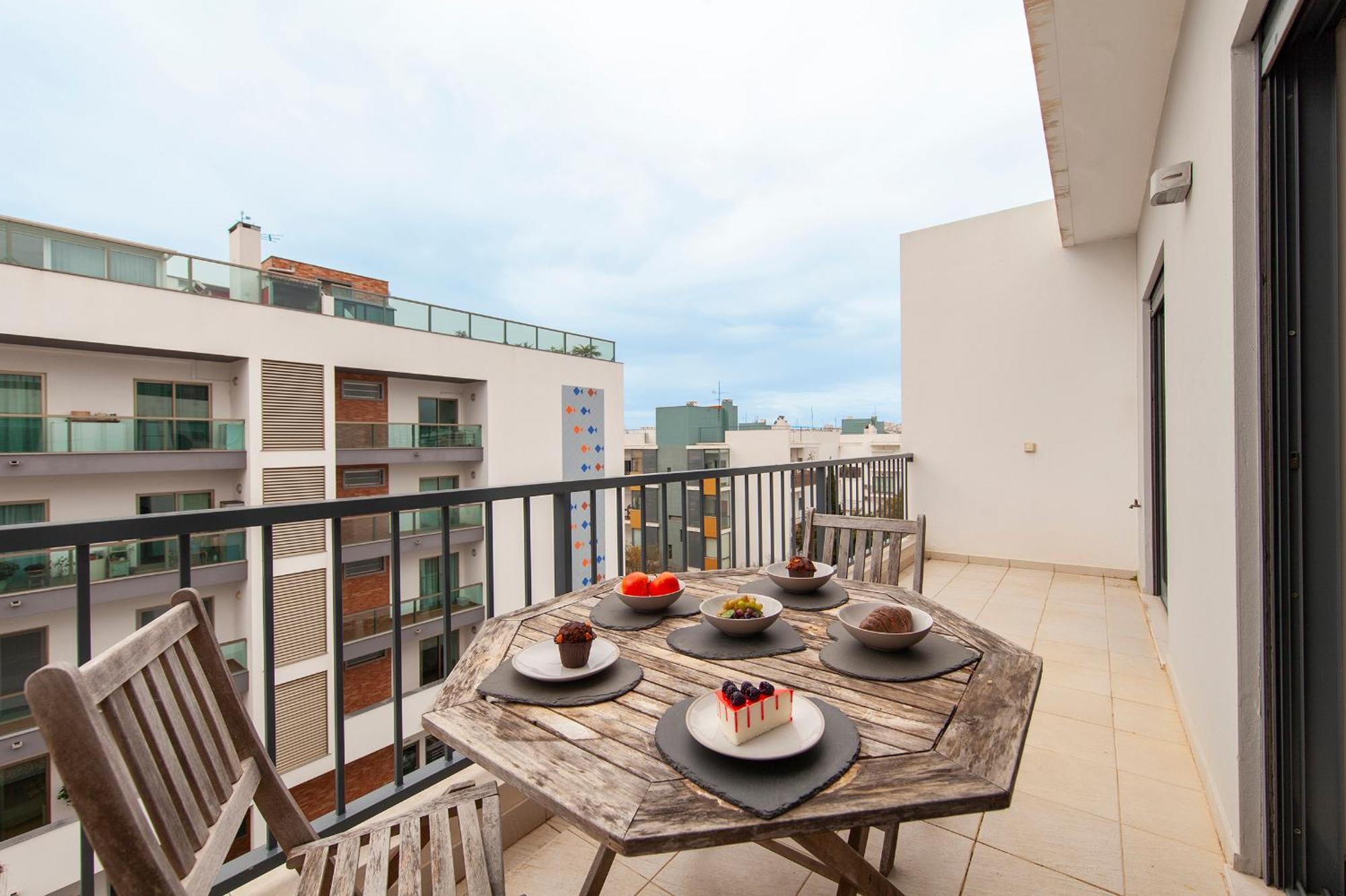 B04 - Luxury 2 Bed W Terrace Pool *